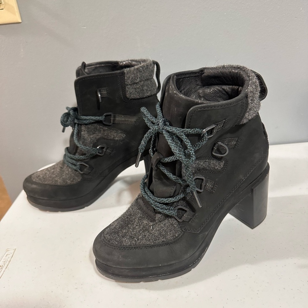 Sorel Black and Gray Heeled Boots with Chunky Heel size 8